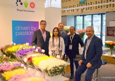 At Royal van Zanten (RvZ), about any grower should be able to find something to his liking. In Colombia, the breeder is especially strong in alstroemeria: around 50% of all stems produced have RvZ-origins. In Colombia, the company recently opened a new trial location for its chrysanthemum varieties. Left to right is Kees Gram, Cristina Lopes, Jeroen van der Hulst (with FlowerWatch), Jairo Perez (from Plantas y Bulbos, agent of RvZ and Breier Cross in Colombia), and Luis Mariano Botero (owner of Plantas & Bulbos representative of Breier and Van Zanten) .
